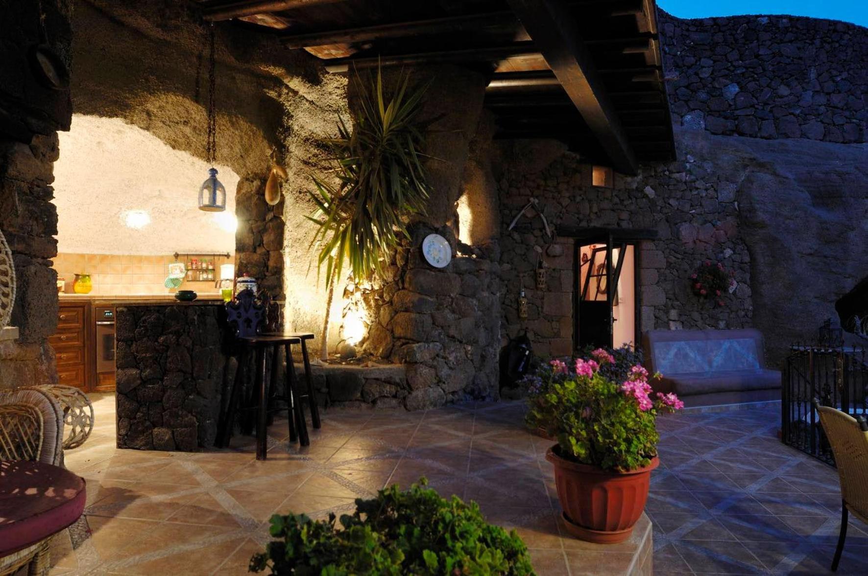 Castillo Lanzarote Villa Sophie - Luxury Villa -Sleep In A Volcanic Cave With Heated Pool تياس المظهر الخارجي الصورة
