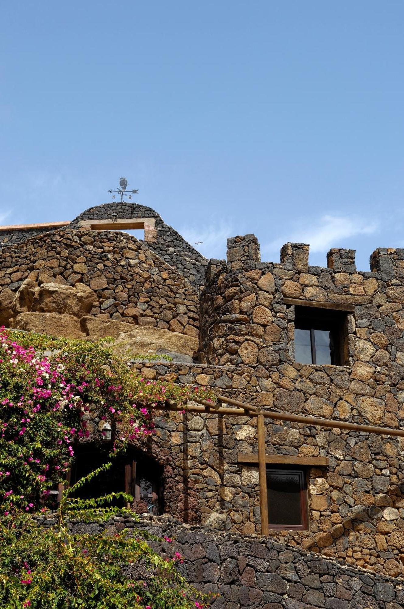 Castillo Lanzarote Villa Sophie - Luxury Villa -Sleep In A Volcanic Cave With Heated Pool تياس المظهر الخارجي الصورة